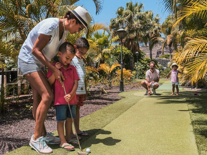 minigolf-niños-hotel-jardín-tecina