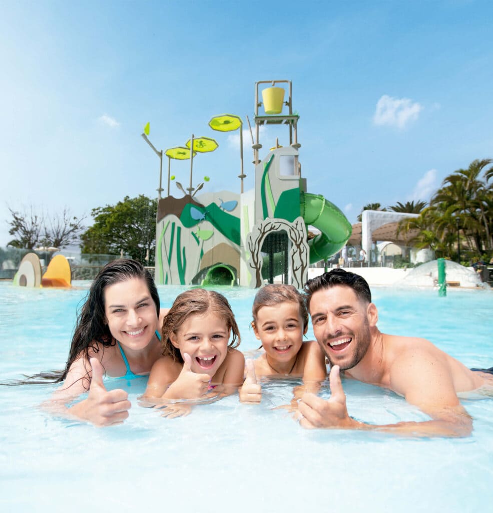 Familia en la piscina