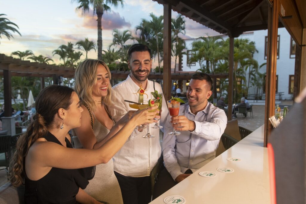 Pareja bebiendo terraza Bar Salon Beatriz