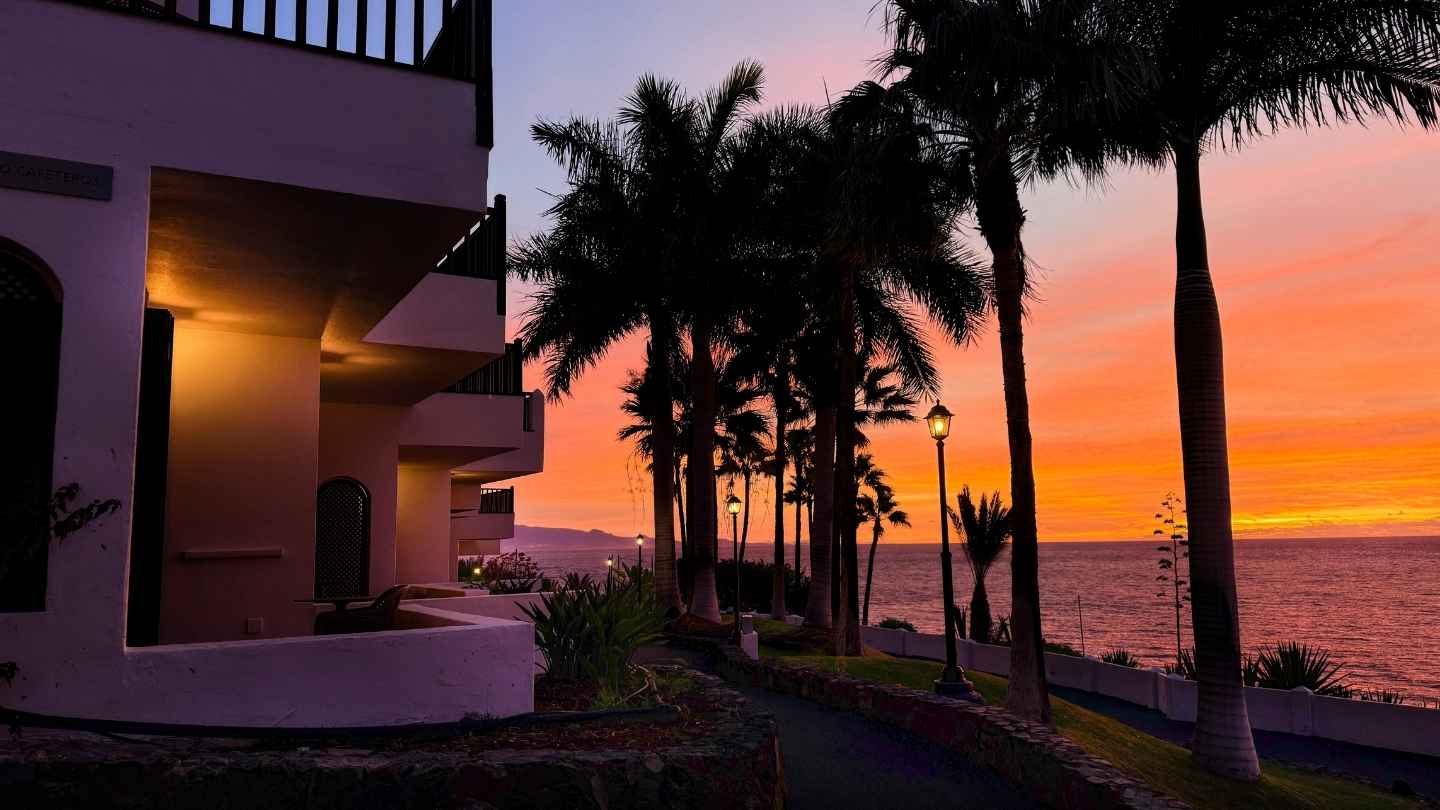 Atardecer en La Gomera visto desde un camino de Hotel Jardín Tecina con el océano Atlántico como escenario