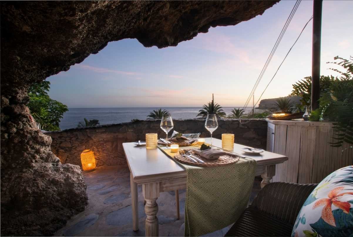 Cena privada en Cueva para Dos, una experiencia romántica de Hotel Jardín Tecina con vistas al océano en La Gomera