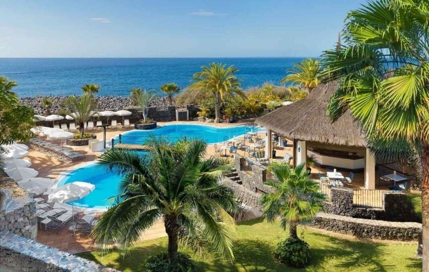 Beach Club en Hotel Jardín Tecina. Piscina y restaurante rodeados de naturaleza y con vistas al océano Atlántico