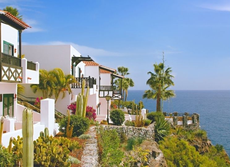 Rooms with a terrace, sea views and surrounded by nature