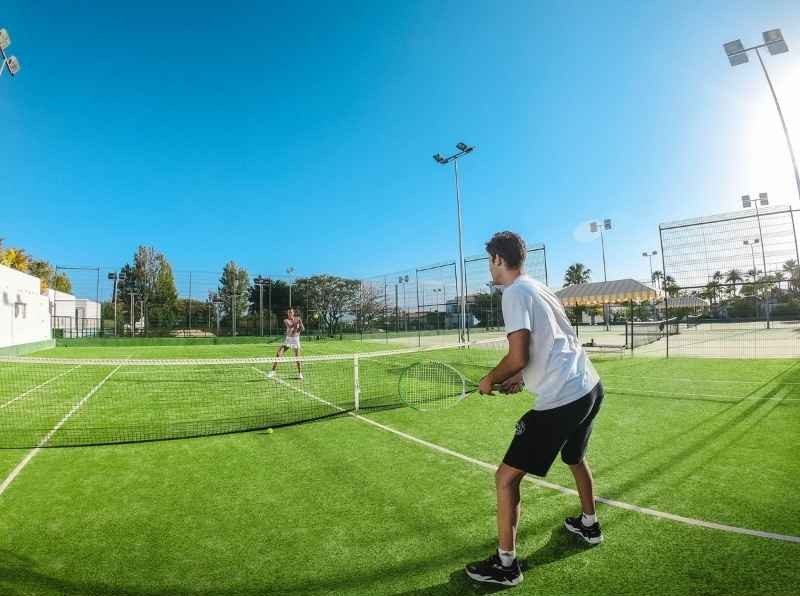 Instalaciones para hacer deporte en Hotel Jardín Tecina. Pista de tenis de hierba.
