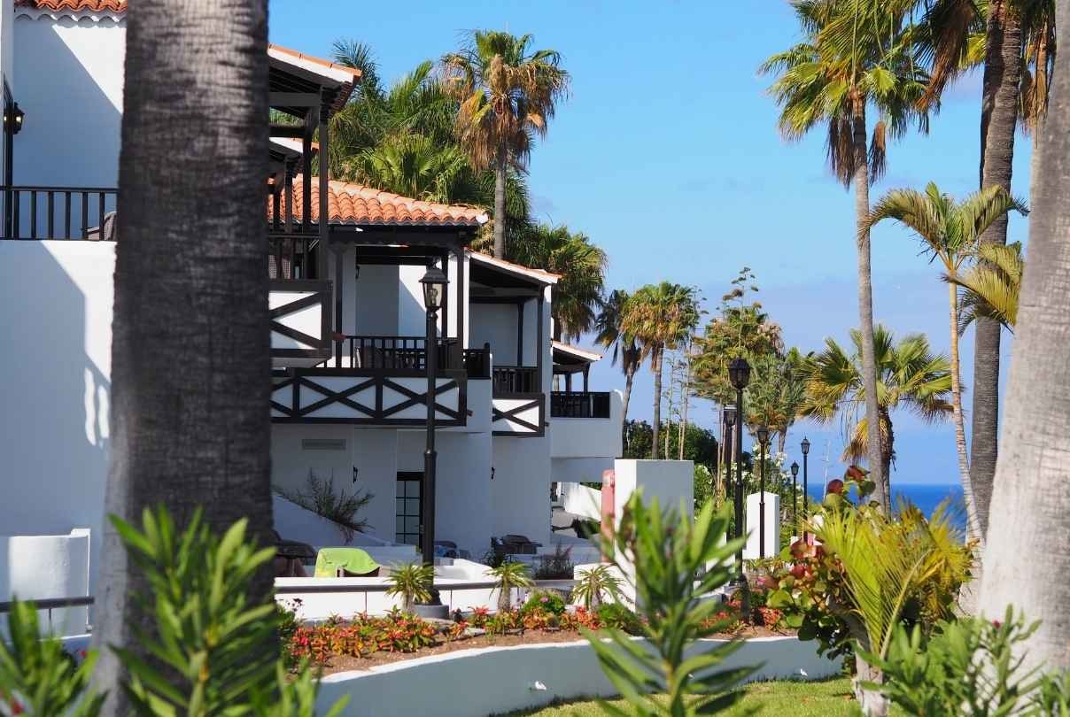 Jardines del Hotel Jardín Tecina en La Gomera, un entorno tranquilo para desconectar y disfrutar de la naturaleza con vistas al océano Atlántico