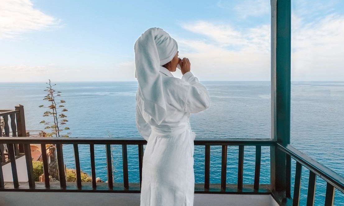 Persona disfrutando de las vistas al océano de La Gomera desde la terraza de una habitación de Hotel Jardín Tecina
