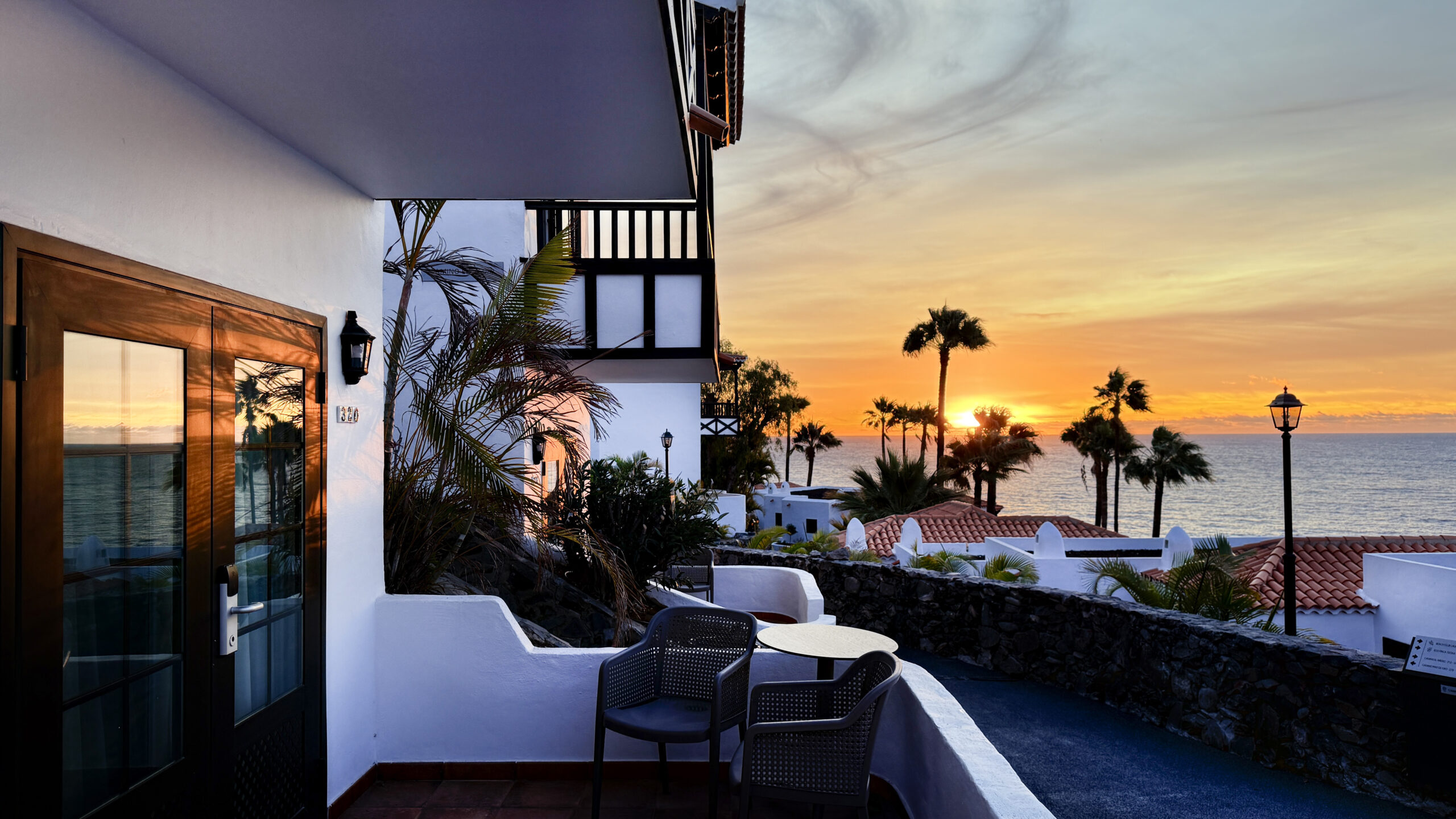 Habitación con terraza frente al océano para disfrutar del eclipse