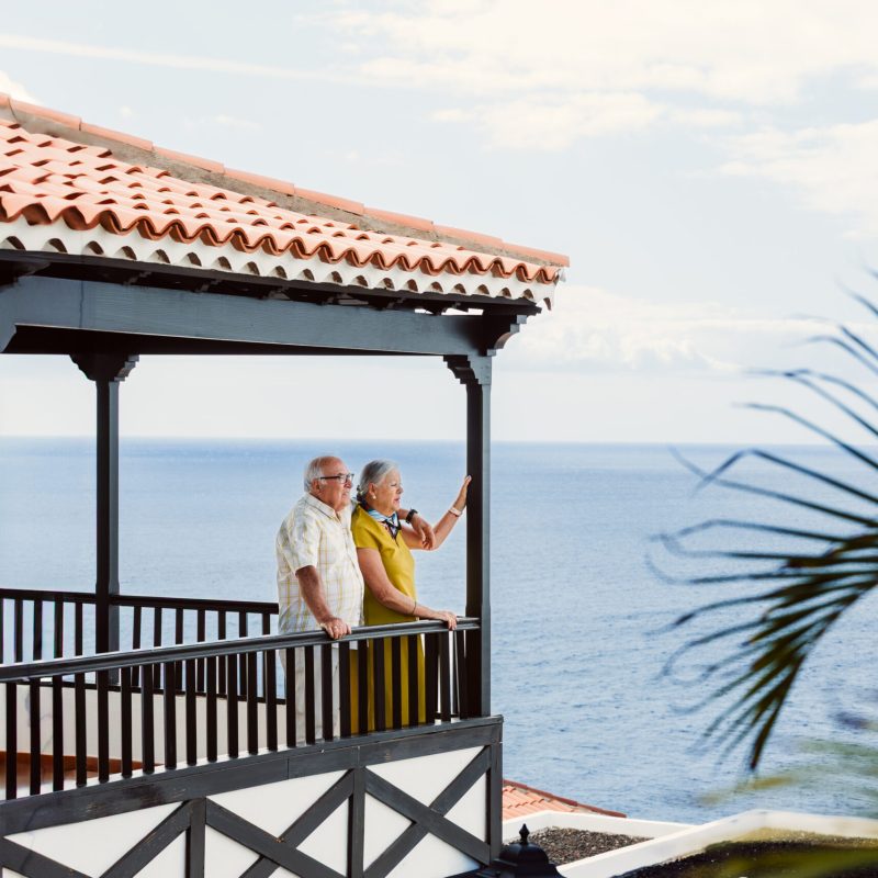 Pareja Senior balcón habitación Hotel Jardín Tecina